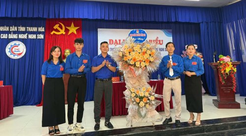 CHi đoàn bạn tặng hoa.jpg
