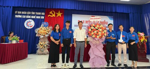 Thông tặng hoa.jpg