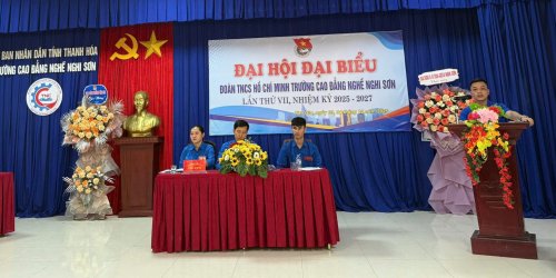 Đoàn chủ tịch.jpg