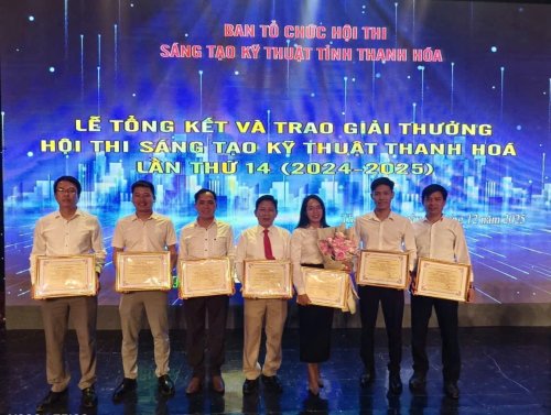 nh&oacute;m t&aacute;c giả giải khuyến kh&iacute;ch.jpg