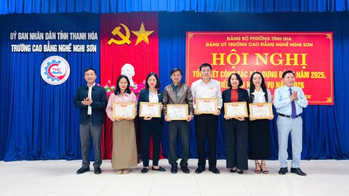 gen-h-tập thể nhận giấy khen.jpg