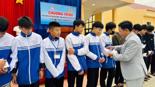 gen-o-a phuong trao qu&agrave; t&ecirc;t.jpg