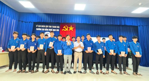 gen-h-huy v&agrave; sếp tập thể kết nạp đo&agrave;n.jpg