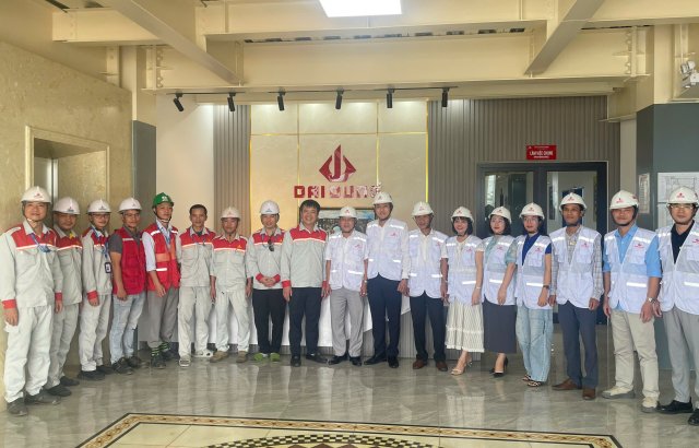 Đoàn cán bộ, giảng viên Trường Cao đẳng nghề Nghi Sơn thăm và làm việc tại Nhà máy Cơ khí Công nghệ cao Nghi Sơn